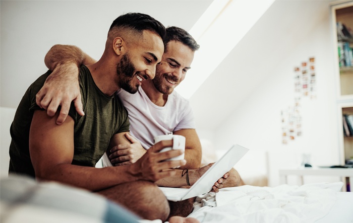 couple using computer to apply for a credit builder loan through greylock federal credit union